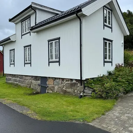 Traditional In Lofoten - Seaside On A Secluded Street Feriehus Vestvagoy