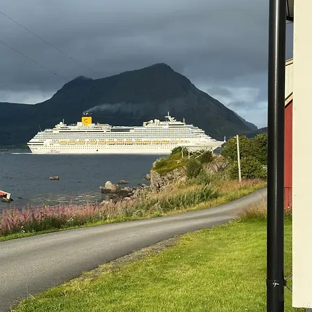 Feriehus Traditional In Lofoten - Seaside On A Secluded Street