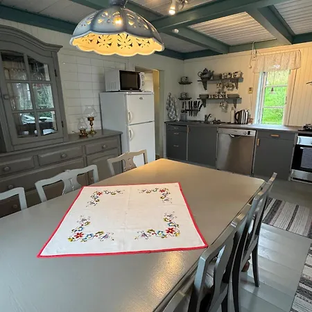 Feriehus Traditional In Lofoten - Seaside On A Secluded Street Vestvagoy