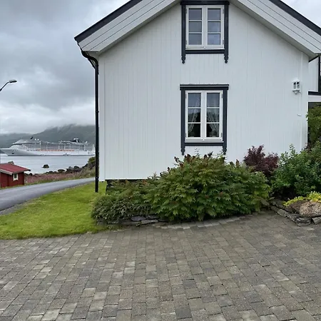 Feriehus Traditional In Lofoten - Seaside On A Secluded Street Vestvagoy