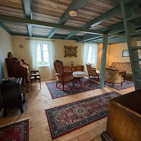 Heritage House In Lofoten With Modern Comfort & Scenic Views Hébergement de vacances