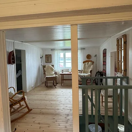 Feriehus Traditional In Lofoten - Seaside On A Secluded Street