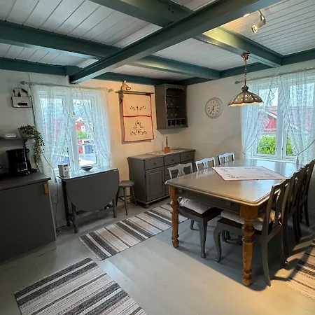 Feriehus Traditional In Lofoten - Seaside On A Secluded Street Vestvagoy