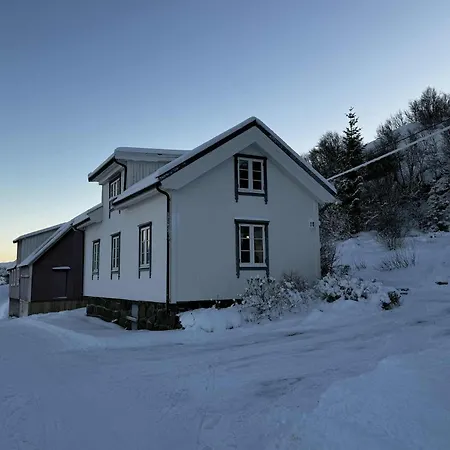 Traditional In Lofoten - Seaside On A Secluded Street Feriehus