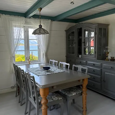 Heritage House In Lofoten With Modern Comfort & Scenic Views Hébergement de vacances *