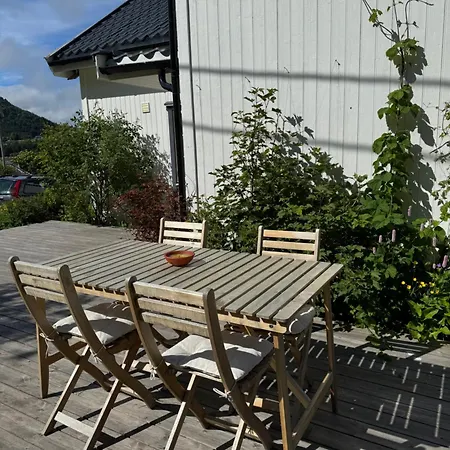 Heritage House In Lofoten With Modern Comfort & Scenic Views Hébergement de vacances