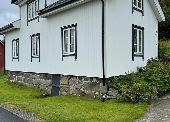 Traditional In Lofoten - Seaside On A Secluded Street 펜션 Vestvagoy