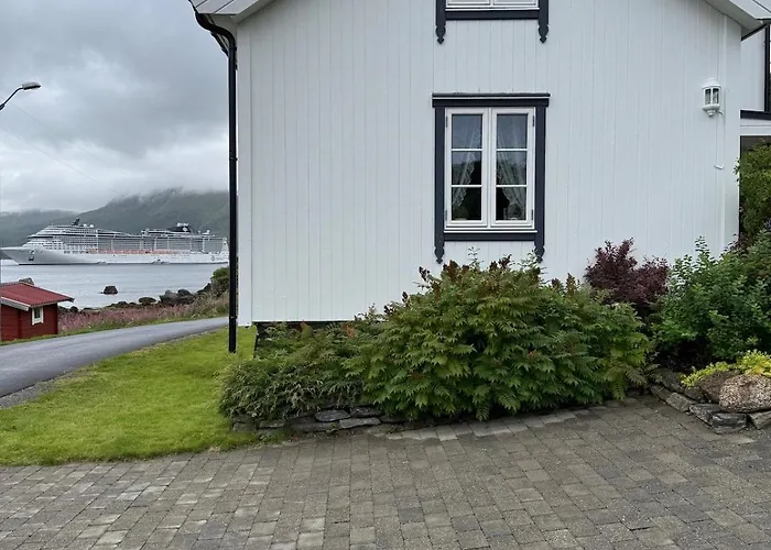 Hébergement de vacances Traditional In Lofoten - Seaside On A Secluded Street Vestvagoy