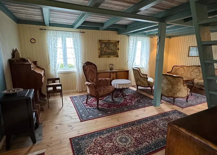 Traditional In Lofoten - Seaside On A Secluded Street 펜션