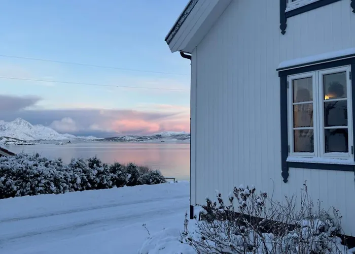 別荘 Traditional In Lofoten - Seaside On A Secluded Street