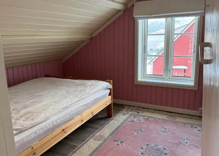 Traditional In Lofoten - Seaside On A Secluded Street 펜션 *